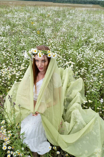 若いです赤髪の女の子でデイジーと白い服の花輪 — ストック写真