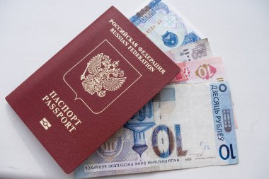Rus vatandaşının pasaportunda küçük banknotlar var.