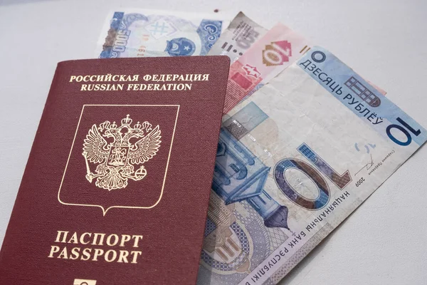 Billetes Pequeños Están Pasaporte Ciudadano Rusia —  Fotos de Stock