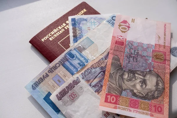 Malé Bankovky Jsou Cestovním Pase Občana Ruska — Stock fotografie