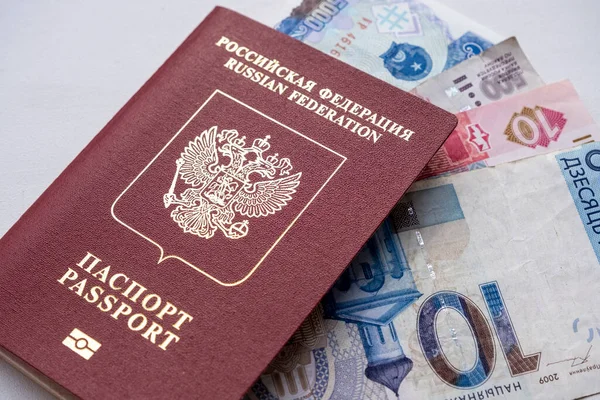 俄罗斯公民的护照上有小钞 — 图库照片