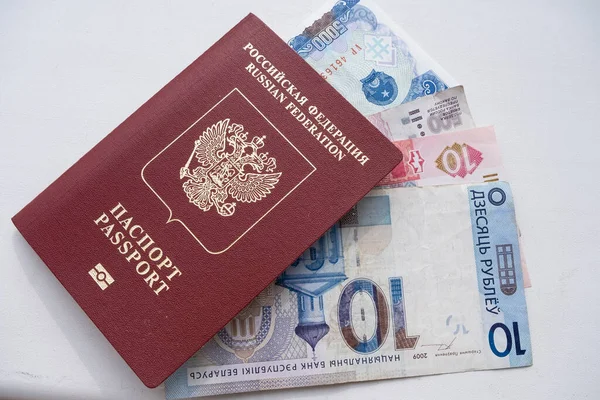 Billetes Pequeños Están Pasaporte Ciudadano Rusia —  Fotos de Stock