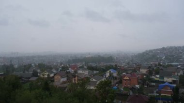 Irkutsk şehrinde yağmurlu bir yaz sabahı