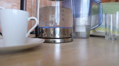 Filtredeki su bir çaydanlıkta kaynatılır.