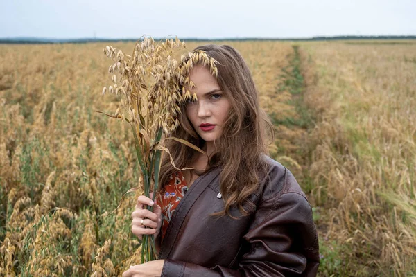 Giovane Ragazza Abito Giacca Pelle Nel Campo — Foto Stock