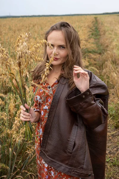 Fille Dans Une Veste Cuir Avec Bouquet Oreilles Avoine — Photo