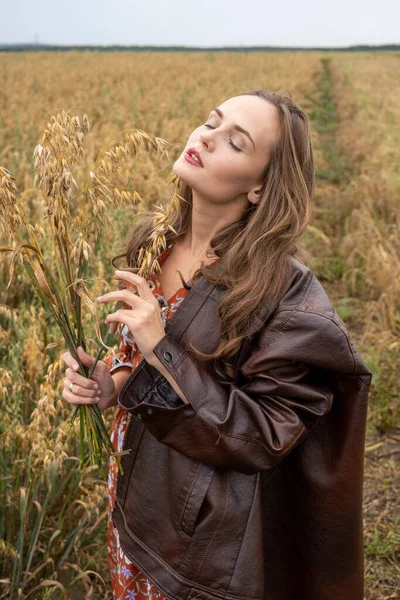 Fille Dans Une Veste Cuir Avec Bouquet Oreilles Avoine — Photo