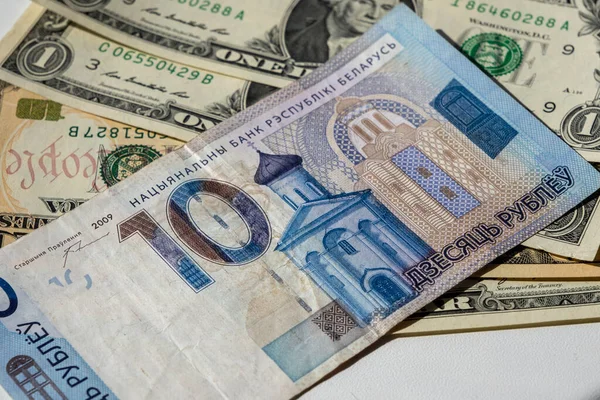 Weißrussische Rubel Kleinen Scheinen Auf Dem Hintergrund Amerikanischer Dollars — Stockfoto
