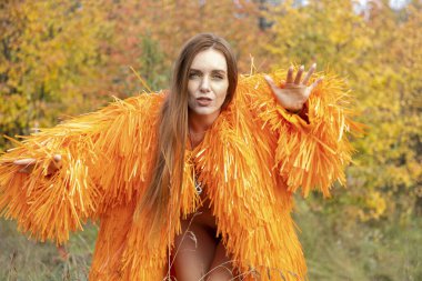 Kızıl saçlı kız şamanik bir tören yapıyor.