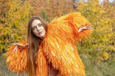 Kızıl saçlı kız şamanik bir tören yapıyor.