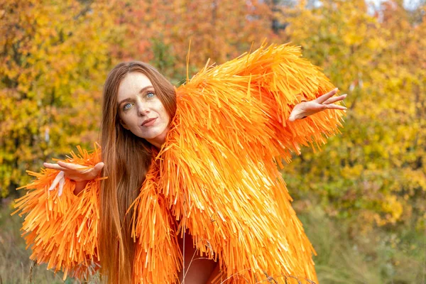 Kızıl saçlı kız şamanik bir tören yapıyor.