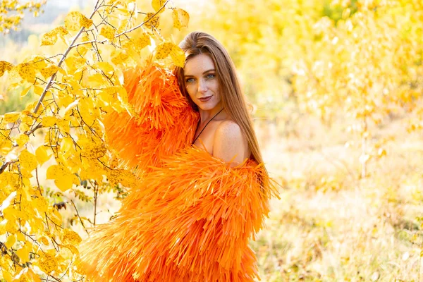 Рыжая Девушка Ярким Макияжем Фоне Желтых Осенних Листьев — стоковое фото