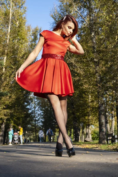 Junges Mädchen Roten Kurzen Kleid Auf Der Gasse Herbstpark — Stockfoto