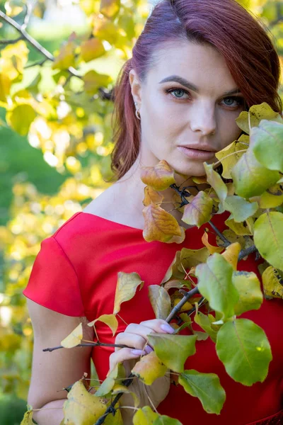 Young Bright Makeup Posing Autumn Garden — Stock Photo, Image