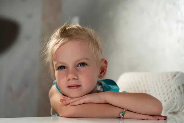 Mała Dziewczynka Siedzi Pokoju Przy Stole — Zdjęcie stockowe