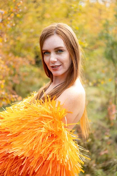Mädchen Mit Roten Haaren Auf Hellem Herbsthintergrund — Stockfoto