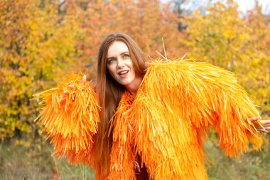 Sonbahar ormanında gece makyajlı ve parlak elbiseli bir kız.