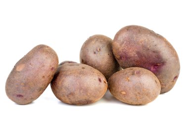 Beyaz arka planda izole edilmiş beş patates