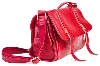 Beyaz arkaplanda kırmızı kadın postacı çantası var.