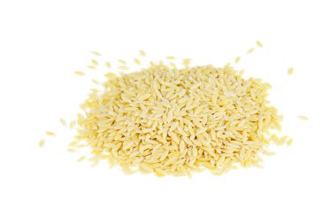 Beyaz arkaplanda pirinç şeklinde makarna