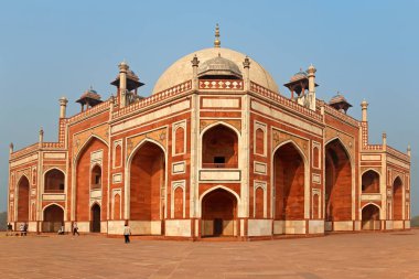 Delhi, Hindistan - 23 Kasım 2015: turist ziyaret ile tarihsel Humayuns mezar - Unesco Dünya Mirası alanı-