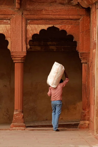 Άγκρα Ινδία Νοεμβρίου 2015 Μια Ινδική Άνθρωπος Τσάντα Που Μεταφέρουν — Φωτογραφία Αρχείου