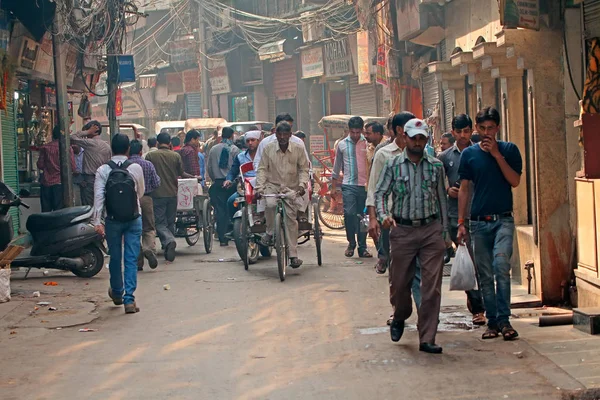 Delhi Índia Novembro 2015 Rua Lotada Com Lojas Old Delhi Fotografia De Stock