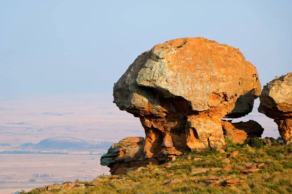 Kumtaşı Kaya Oluşumuna Karşı Uzak Bir Puslu Gök Güney Afrika — Stok fotoğraf