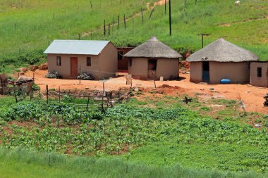 Dağlık otlaklarda küçük kırsal yerleşim, KwaZulu-Natal, Güney Afrika