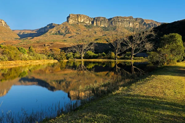 Montagnes de grès et réflexion de l'eau — Photo