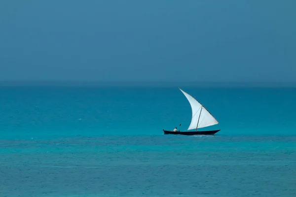 Dřevěná plachetnice na vodě-Zanzibar — Stock fotografie