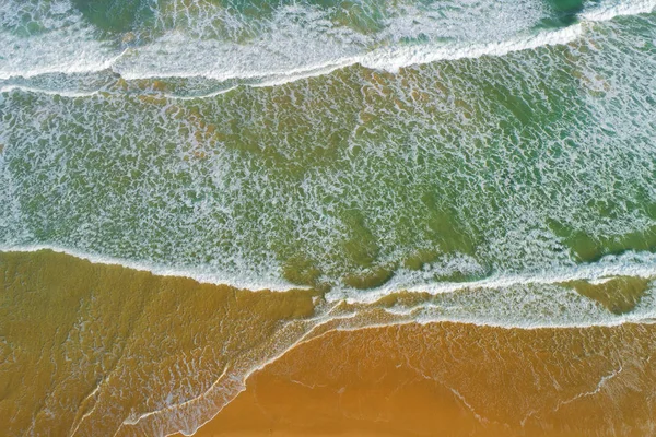 Ocean waves on sandy beach — Stock Photo, Image