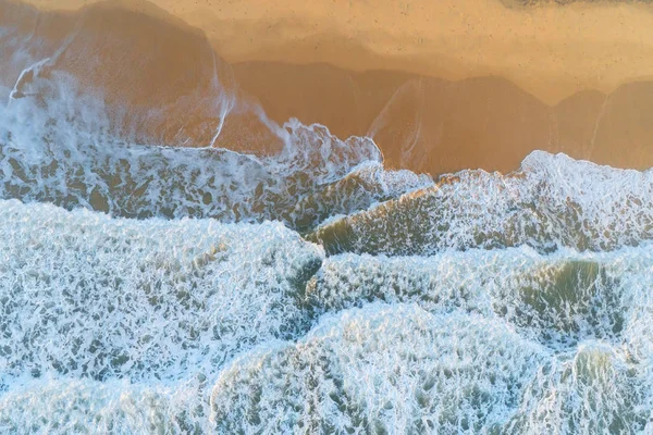 Havets vågor på sandstrand — Stockfoto