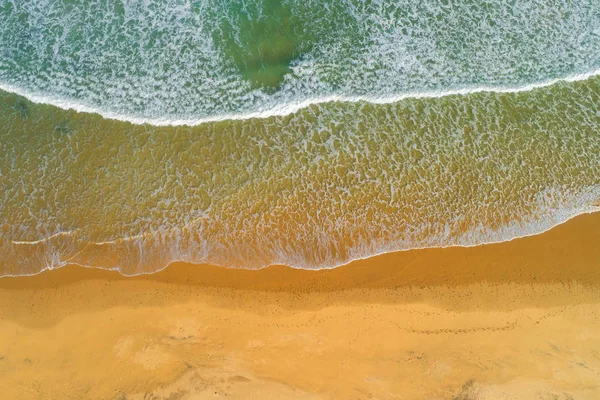 Морские волны на песчаном пляже — стоковое фото