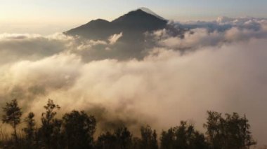 Batur Dağı 'nın tepesinden (Kintamani volkanı), Bali, Endonezya' dan gelen bulutların ve sisin manzarası.