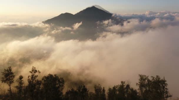 Widok Chmury Mgłę Wschodzie Słońca Szczytu Góry Batur Wulkan Kintamani — Wideo stockowe
