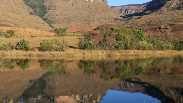 Drakensberg Montanhas Com Reflexão Simétrica Água Royal Natal National Park — Vídeo de Stock