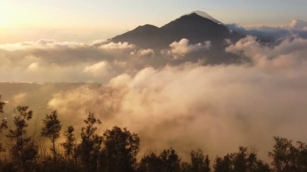 山頂からの日の出の雲と霧の風景バトゥール山 金玉山火山 インドネシア — ストック動画