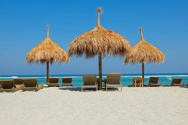 Endonezya, Bali 'de manzaralı bir tropik ada plajında gölgelenmiş gölgeler.