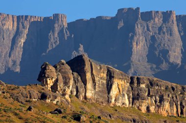 Drakensberg dağlarındaki yüksek tepeler, Kraliyet Natal Ulusal Parkı, Güney Afrika