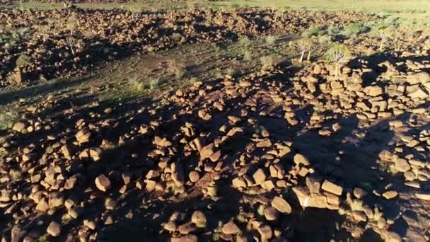 ナミビア南部の乾燥した岩の多い地域に乾燥した川底のある空中風景 — ストック動画