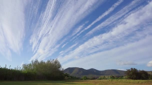 移動の速い雲 南アフリカの田舎の風景の時間の経過 — ストック動画