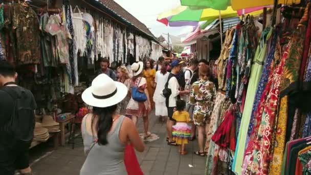 Ubud Bali Indonezja Września 2019 Turyści Mieszkańcy Zwiedzanie Zakupy Kolorowym — Wideo stockowe