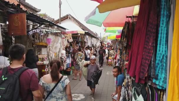 Ubud Bali Indonezja Września 2019 Turyści Mieszkańcy Zwiedzanie Zakupy Kolorowym — Wideo stockowe