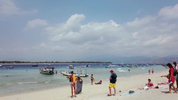 Gili Travangan Indonesia Septiembre 2019 Los Turistas Disfrutan Una Playa — Vídeo de stock