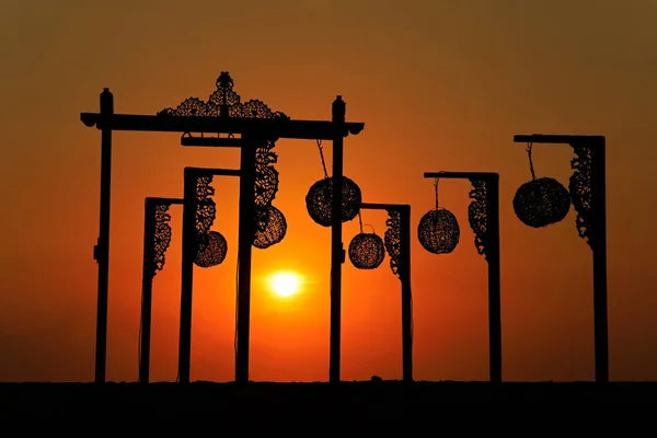 Silhouette Decorazioni Spiaggia Una Scenografica Isola Tropicale Indonesiana Tramonto — Foto Stock