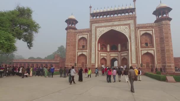 Agra India Novembre 2015 Visitatori All Ingresso Del Famoso Mausoleo — Video Stock