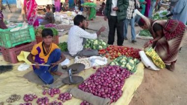 Mocha, Kanha, Madhya Pradesh, Hindistan - 25 Kasım 2015: Gayri resmi Hint sokak satıcıları açık pazarda taze ürün satıyorlar