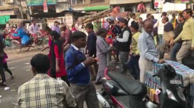 Delhi, Hindistan - 24 Kasım 2015: Eski Delhi 'de kalabalık cadde günlük faaliyetleriyle meşgul insanlarla dolu