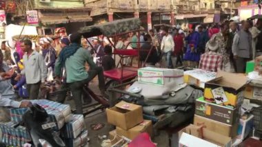 Delhi, Hindistan - 24 Kasım 2015: Eski Delhi 'de kalabalık cadde günlük faaliyetleriyle meşgul insanlarla dolu